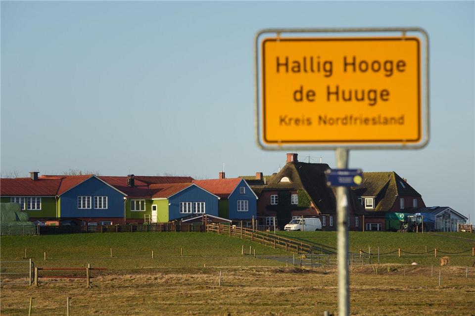 Schutz gegen die Nordsee bieten Warften, auf denen die Hallighäuser stehen.Gregor Fischer/dpa