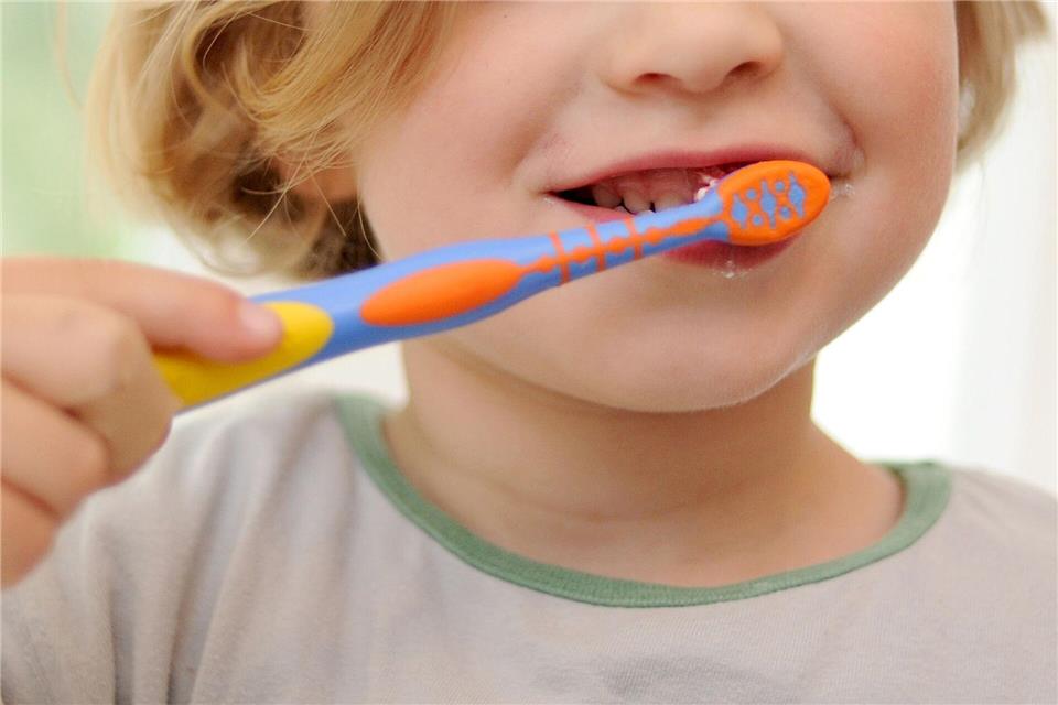 Schutz vor Karies: Kinderzahnpasten mit Fluorid härten den Zahnschmelz und beugen Schäden vor.Andreas Gebert/dpa/dpa-tmn