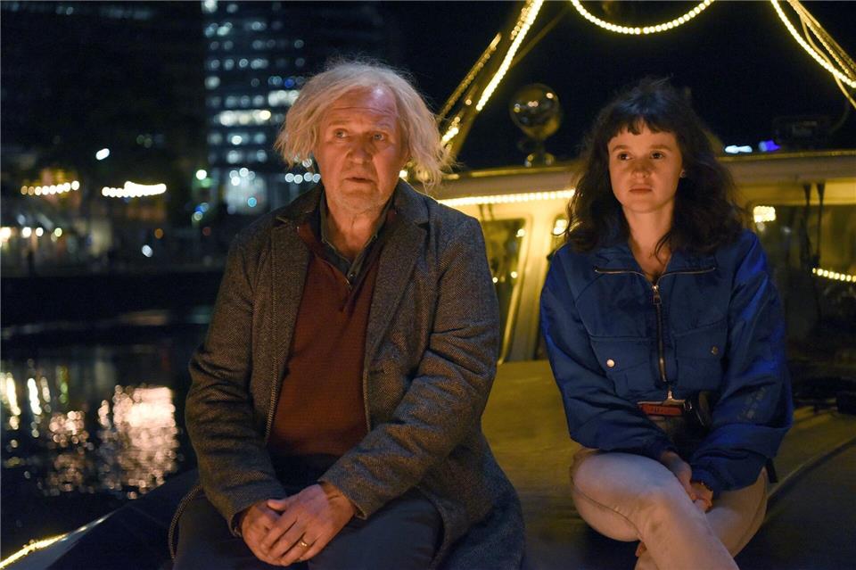 Schutzengel Oskar (Harald Krassnitzer) und seine Auszubildende Mira (Maresi Riegner) in einer Szene des Films „Engel mit beschränkter Haftung“. Die Komödie läuft am 4.12. im Ersten.Hubert Mican/BR/Cult Film GmbH/ORF/ARD/dpa