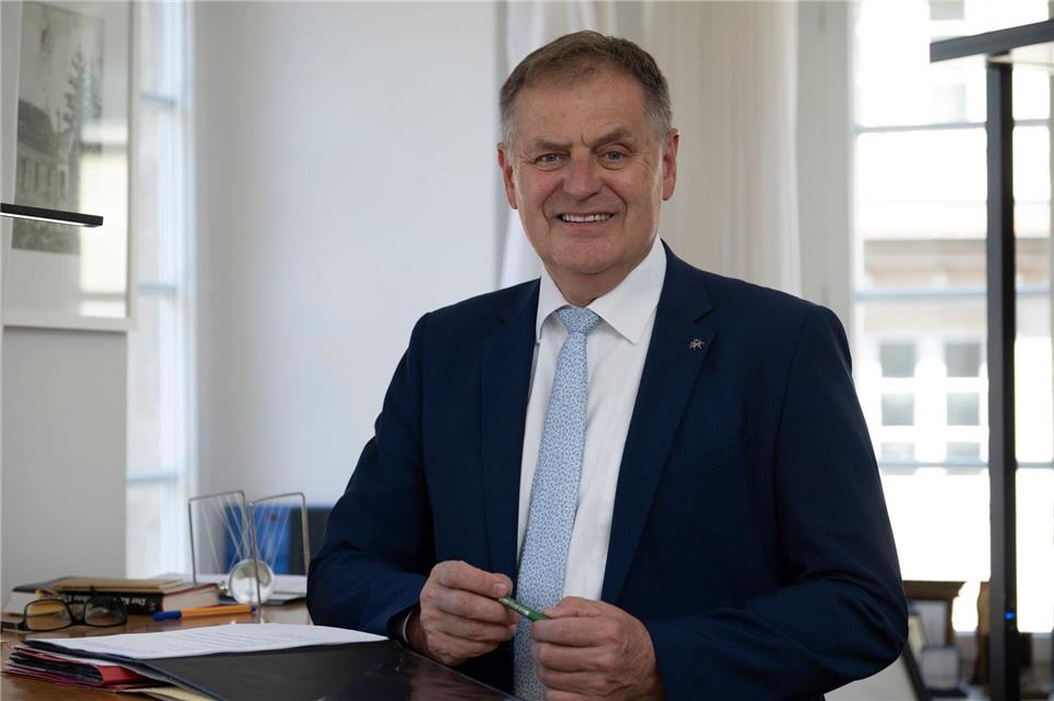 Schwäbisch Gmünds Oberbürgermeister Richard Arnold (CDU) fordert, Schüler sollten ihre Klassenzimmer wieder putzen - um die Kommunen finanziell zu entlasten. (Archivbild)Stefan Puchner/dpa
