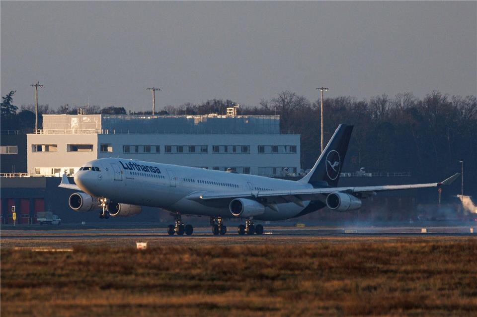 Schwangere, Kinder und Kranken hatten bei diesem Flug Vorrang.Hannes P. Albert/dpa