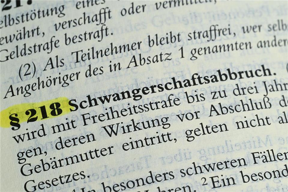 Schwangerschaftsabbrüche in den ersten zwölf Wochen sollten nach dem Willen der Ärzte außerhalb des Strafgesetzbuchs geregelt werden, die Beratungspflicht für ungewollt Schwangere soll aber bleiben.Bernd Wei�brod/dpa