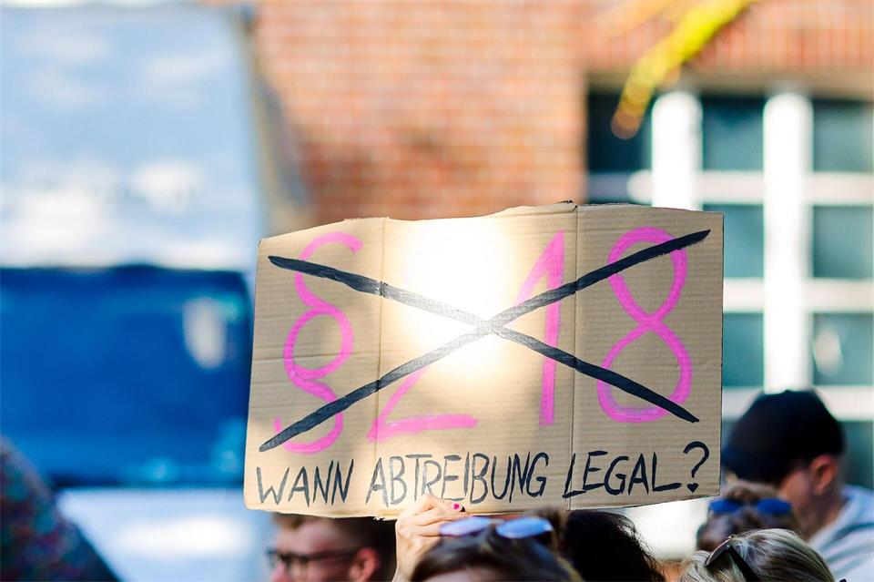 Schwangerschaftsabbrüche sind in Deutschland grundsätzlich rechtswidrig, bleiben aber bis zur 12. Schwangerschaftswoche straffrei. (Symbolbild)Frank Molter/dpa