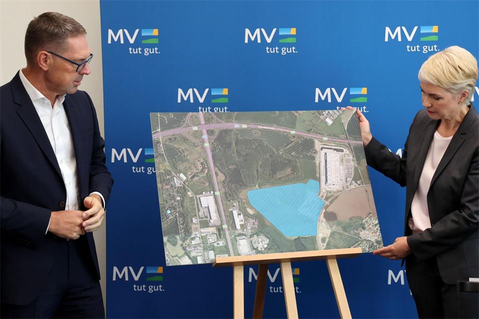 Schwarz-Chef Chrzanowski und Mecklenburg-Vorpommerns Ministerpräsidentin Schwesig stellen den Plan für das neue Rechenzentrum bei Rostock vor. Bernd Wüstneck/dpa