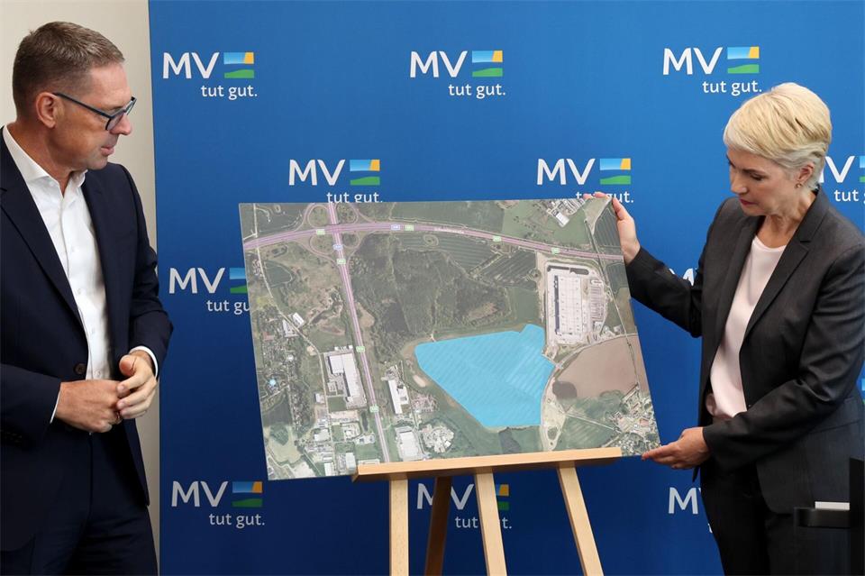 Schwarz-Chef Chrzanowski und Mecklenburg-Vorpommerns Ministerpräsidentin Schwesig stellten Ende August den Plan für das neue Rechenzentrum bei Rostock vor. (Archivbild)Bernd Wüstneck/dpa