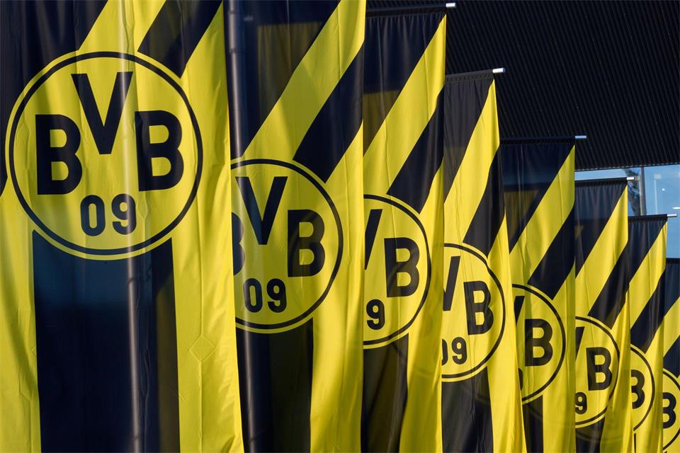 Schwarz-gelbe Fahnen, so weit das Auge reicht: Im laufenden Geschäftsjahr rechnet das BVB-Management mit einer schwarzen Null oder einem Gewinn von bis zu zehn Millionen Euro.Bernd Thissen/dpa