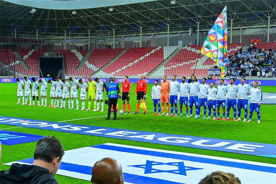 Schwarze Armbinden, gesenkte Köpfe: Irlands Nationalspieler vor der Partie gegen Israel. (Archivbild)Zsolt Czegledi/MTI via AP/dpa