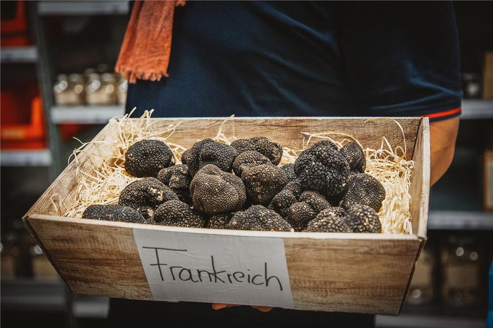 Luxus auf dem Teller: Tipps für den Genuss von Trüffeln Schwarze Trüffel haben einen kräftigen Geschmack und können auch leicht erhitzt werden. Sie bringen waldig-erdige, pilzige, leicht pfeffrige Aromen in ein Gericht.BOS FOOD/dpa-tmn