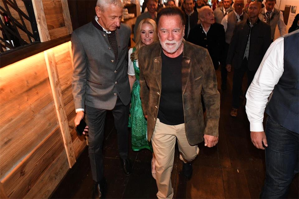 Schwarzenegger besuchte das Oktoberfest mit seiner Lebensgefährtin Heather Milligan.Felix Hörhager/dpa