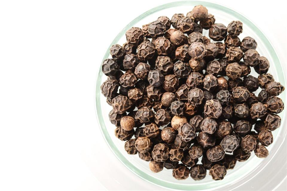 Schwarzer Pfeffer ist aromatischer und fruchtiger als weißer Pfeffer.David-Wolfgang Ebener/dpa/dpa-tmn