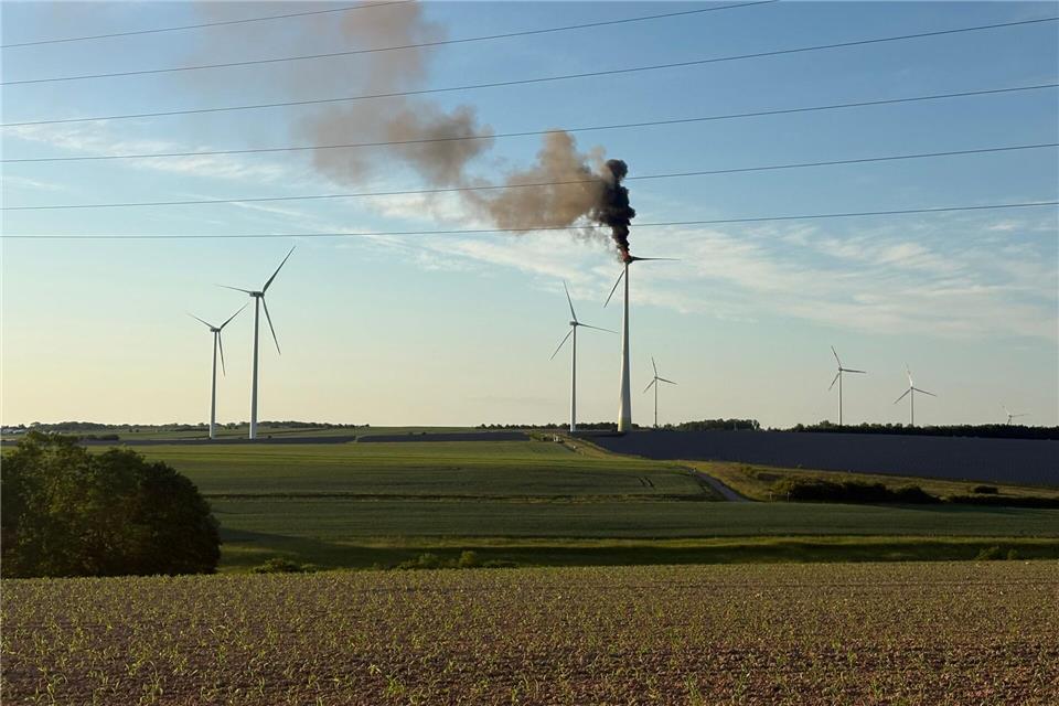 Schwarzer Rauch ging vom Windrad an der A7 aus.Pascal H�fig/NEWS5/dpa