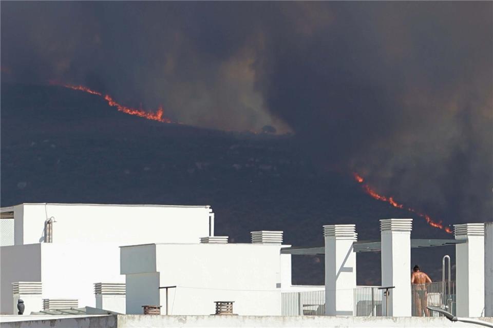 Schwarzer Rauch steigt in den Himmel während eines Brandes an der Costa de la Luz in Südspanien.Nono Rico/EUROPA PRESS/dpa