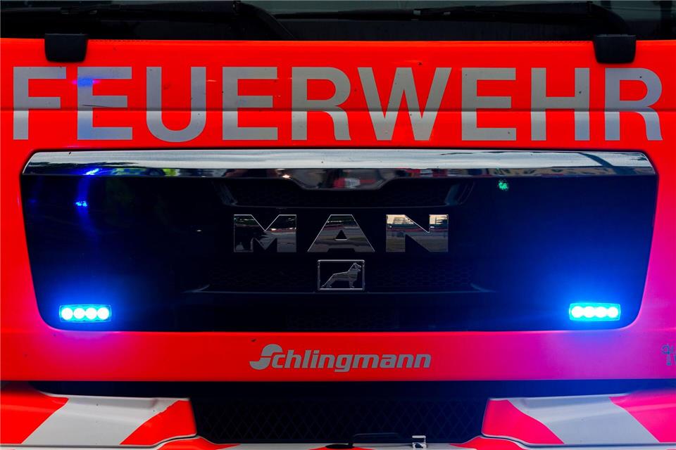 Schwarzer Rauch und Ruß machte es den Einsatzkräften schwer, dennoch konnte das Feuer in einem Keller gelöscht werden. (Symbolbild)Mohssen Assanimoghaddam/dpa