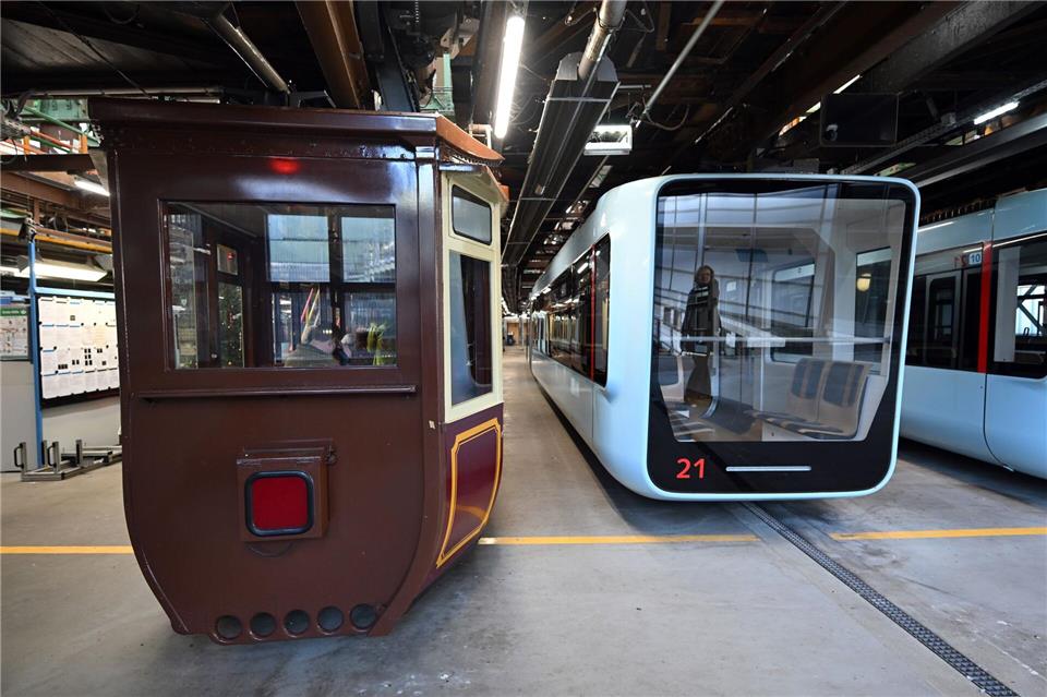 Schwebebahnwagen stehen im Depot in Vohwinkel. Links ein Wagen der ersten Baureihe 1900. Rechts die aktuelle Generation der Fahrzeuge. Federico Gambarini/dpa