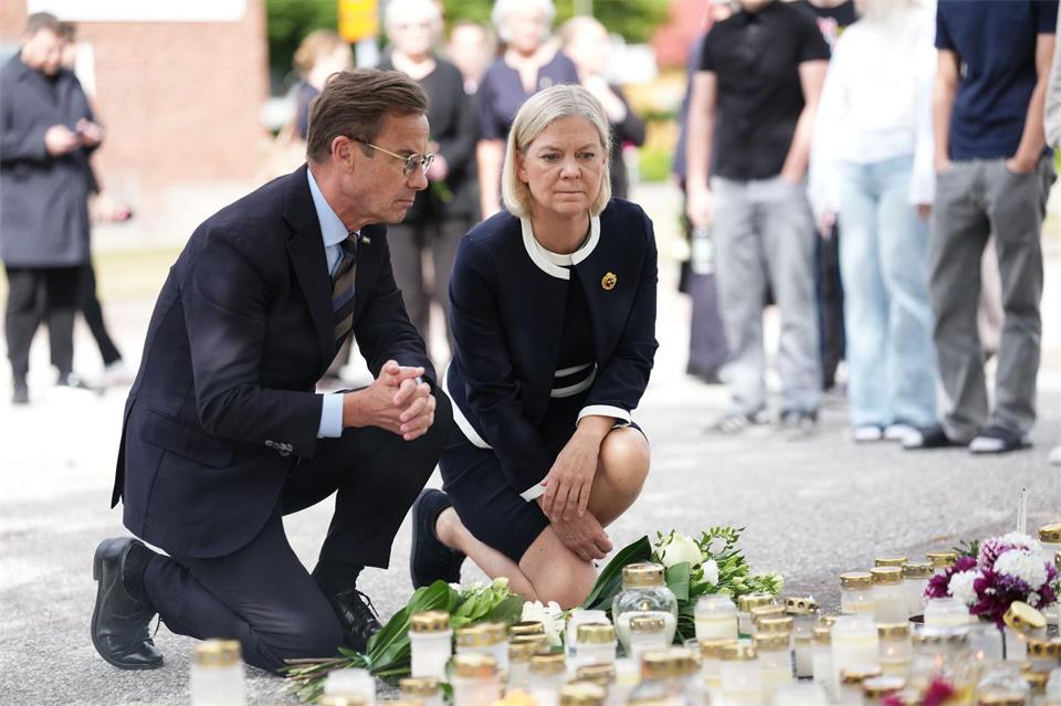 Schwedens Regierungschef Kristersson reiste zum Tatort. Magnus Lejhall/TT News Agency/AP/dpa