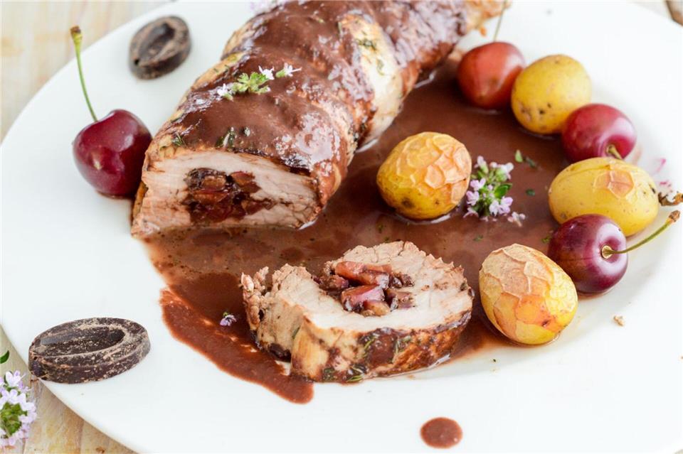Schweinefilet mit Kirschen und Schokoladensauce ist eine Kreation von Fernsehköchin Aurélie Bastian. Aurélie Bastian/dpa-tmn