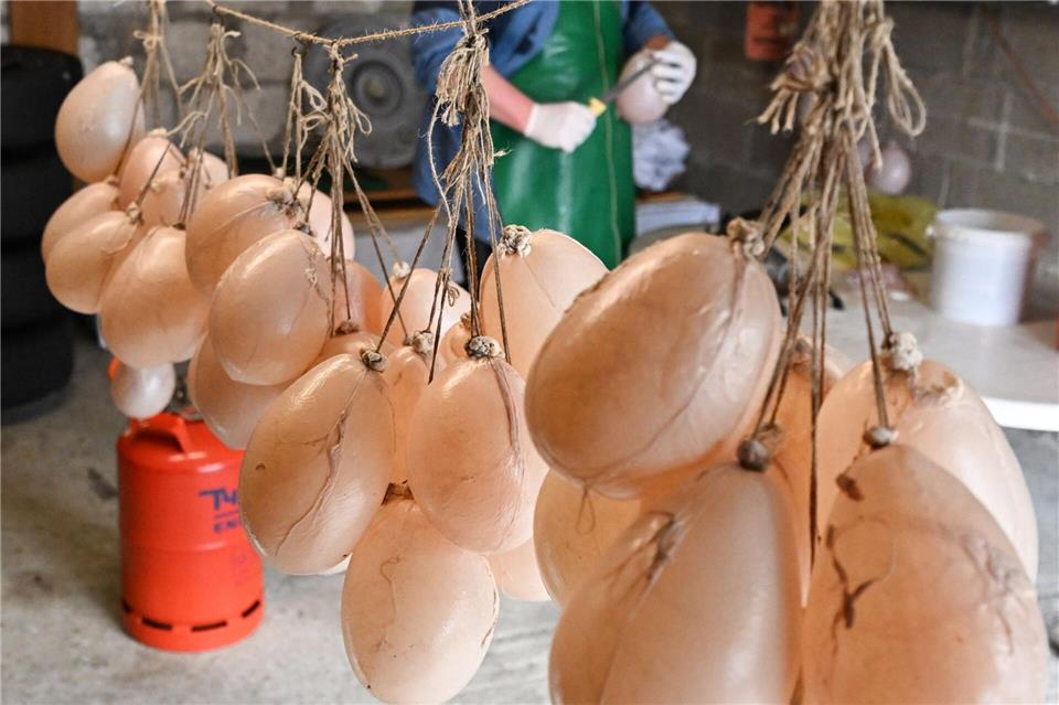 Schweinsblasen sind unverzichtbares Werkzeug von Narren in der Fasnet. Bernd Weißbrod/dpa