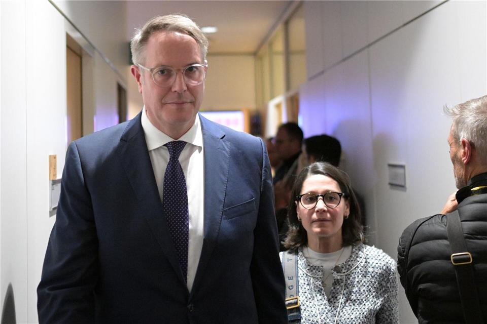 Schweitzer am Abend der Wahlniederlage in Rheinland-Pfalz an der Seite seiner Frau. Hannes Albert/dpa