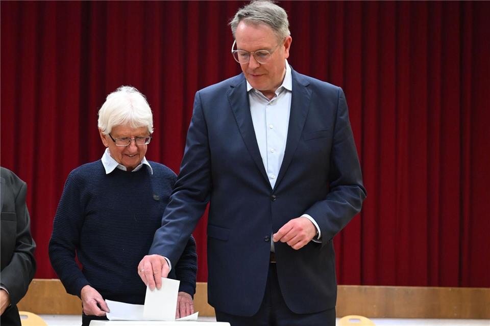 Schweitzer gab an seinem Wohnort seine Stimme ab Uli Deck/dpa