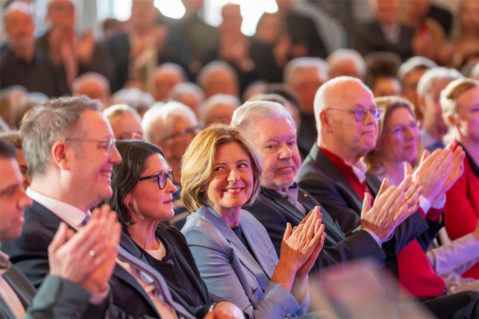 Schweitzer in einer Reihe mit seiner Frau Barbara und seinen Vorgängern Malu Dreyer, Kurt Beck und Rudolf Scharping. (Archivfoto)Andreas Arnold/dpa