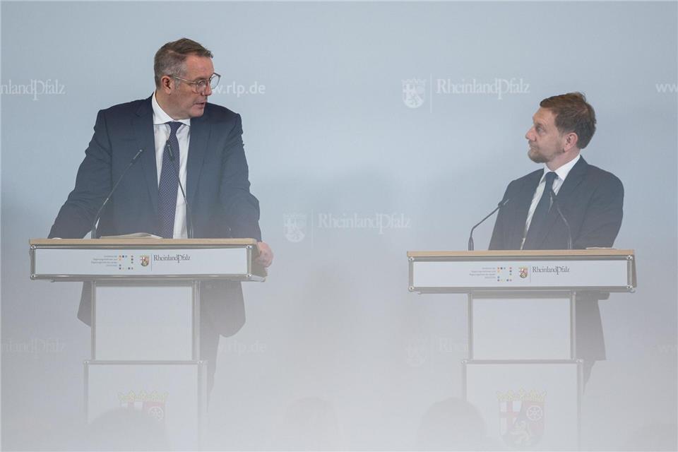 Länder gegen fixes Verbrenner-Aus und für Sozialstaatsreform  Schweitzer (links) und Kretschmer demonstrierten in vielen Punkten Einigkeit trotz Parteigrenzen. Hannes P. Albert/dpa