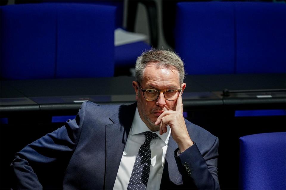 Schweitzer will einen modernen Arbeitsmarkt, der den Industriestandort stärkt. (Archivfoto)Kay Nietfeld/dpa