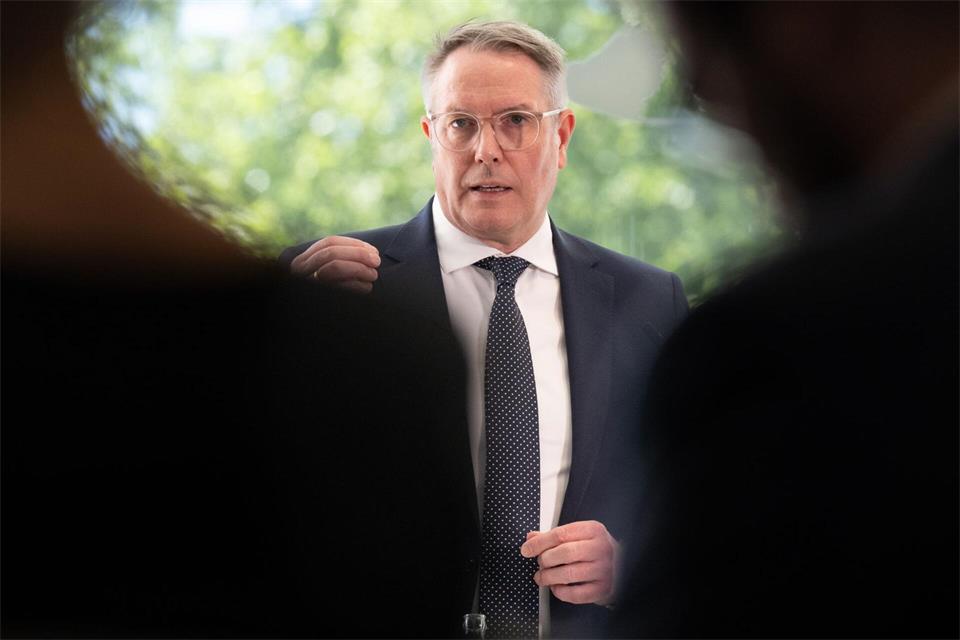 Schweitzer wundert sich, dass der Name Merz in dem Schreiben nicht vorkommt. (Archivbild)Boris Roessler/dpa