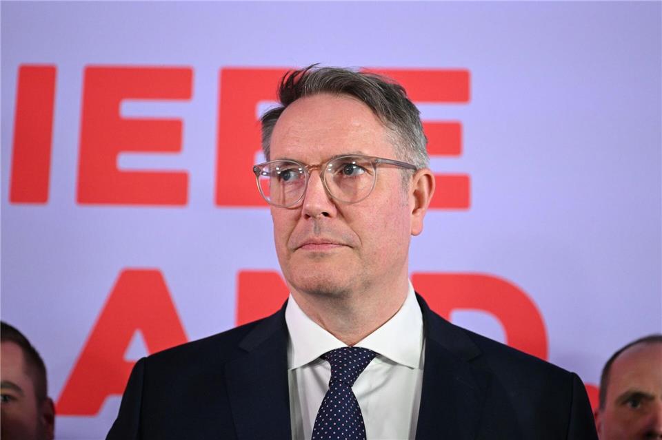 Schweitzer wurde bei den Genossen mit viel Applaus empfangenBoris Roessler/dpa