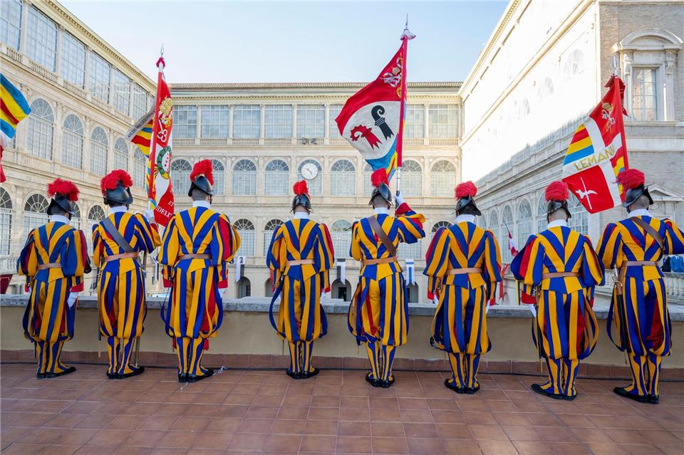 Schweizergardisten überwachen den Hof während der Vereidigungszeremonie der Schweizergarde im Damasus-Hof des Apostolischen Palastes im Vatikan.Urs Flueeler/KEYSTONE/dpa