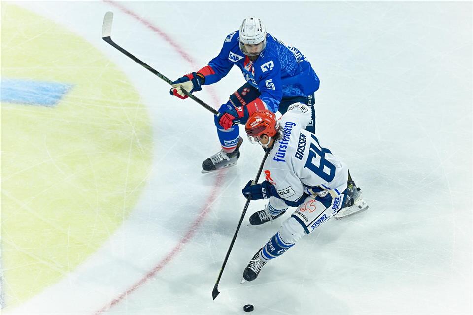 Schwenningens Stürmer Boaz Bassen (vorn) bleibt seinem Heimatclub treu.Uwe Anspach/dpa