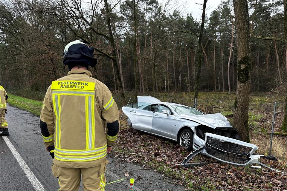 Schwer beschädigt war das Auto eines 80-jährigen Gelsenkircheners nach dem Zusammenprall mit einem Baum.