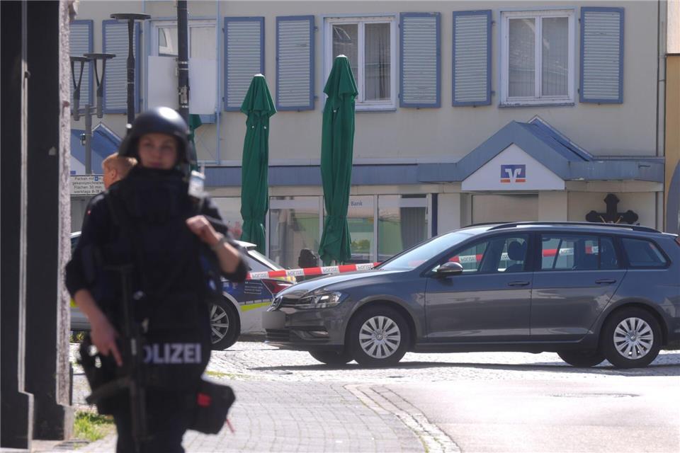 Schwer bewaffnete Einsatzkräfte bezogen Stellung vor der Bank.Thomas Frey/dpa