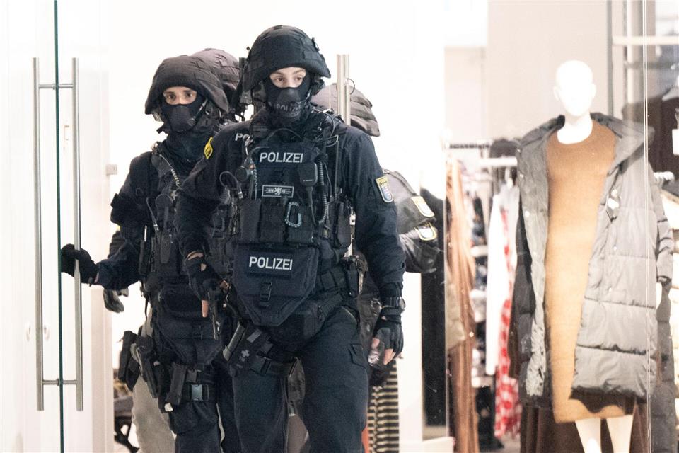 Schwer bewaffnete Polizisten durchkämmten am Samstag das Nordwestzentrum in Frankfurt. (Archivbild)Boris Roessler/dpa