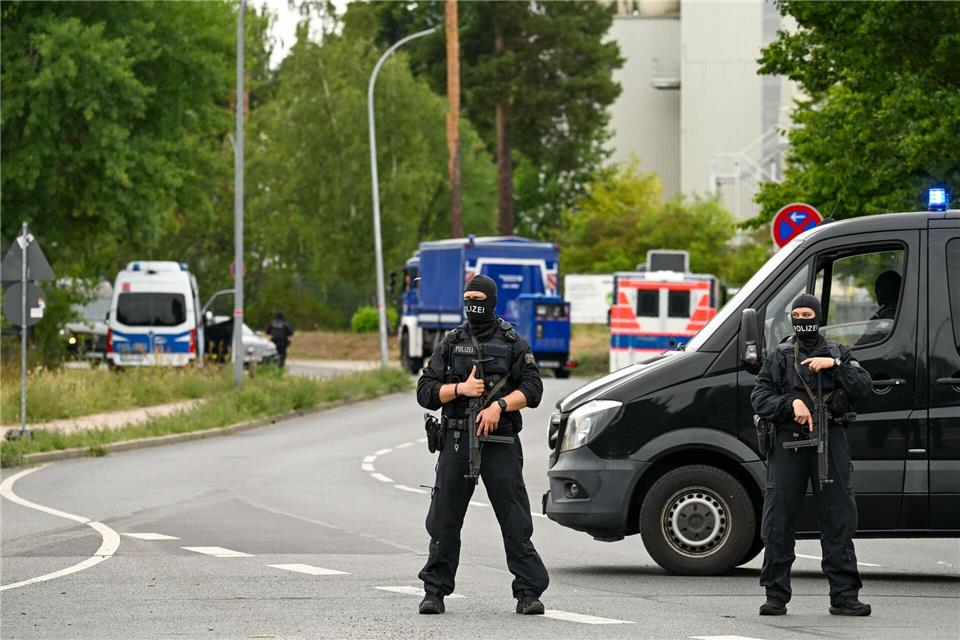 Schwer bewaffnete Polizisten sperren den Zugang zu einer Halle an der Gottlieb-Daimler-Straße im Industriegebiet Ost in Ludwigsfelde ab. Dort gibt es Durchsuchungen wegen des Verdachts auf ein groß angelegtes Drogenlabor.Soeren Stache/dpa