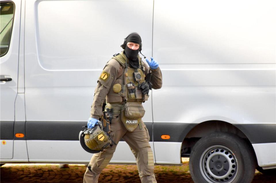 Schwer bewaffnete Spezialkräfte der Polizei waren am Montag in Asbeck im Einsatz: Ein Mann in einer „psychischen Ausnahmesituation“ hatte sich in seiner Wohnung verbarrikadiert. Am Ende konnte die Polizei den Mann widerstandslos festnehmen – unverletzt.