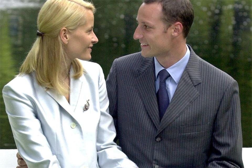 Schwer verliebt: Mette-Marit und Haakon kurz vor der Hochzeit. (Archivbild)Boris Roessler/dpa