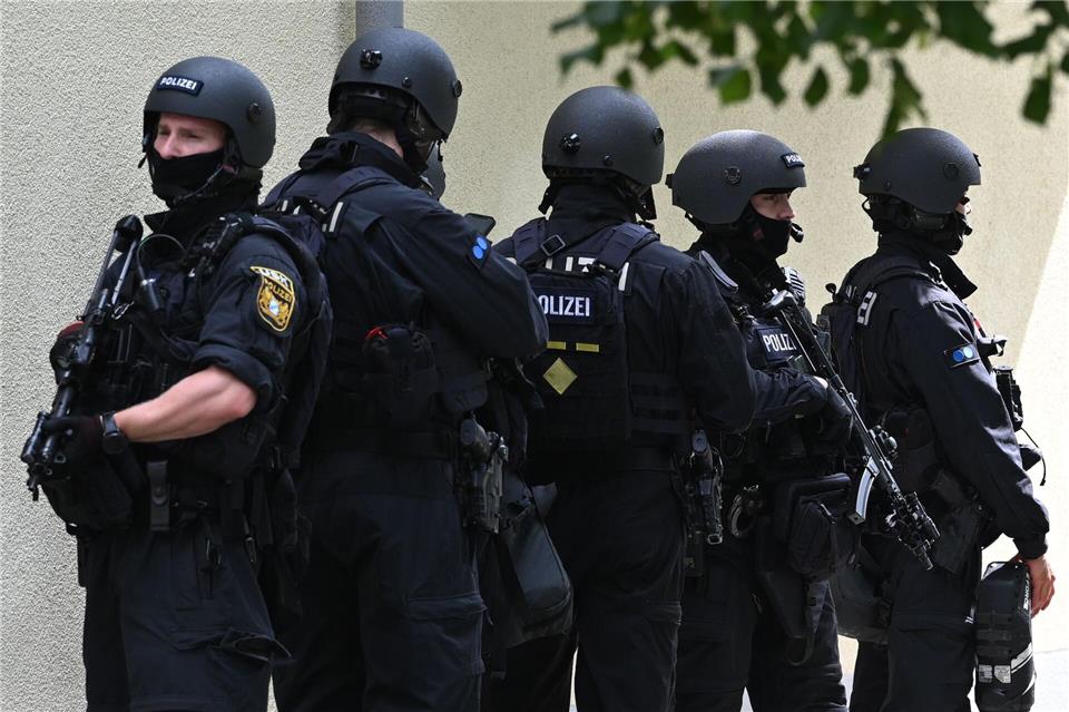 Schwerbewaffnete Polizisten am Welfen-Gymnasium in Schongau.Lennart Preiss/dpa