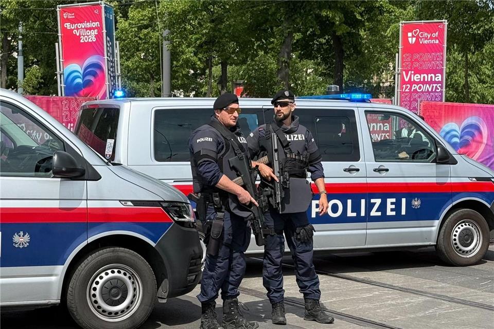 Schwerbewaffnete Polizisten bewachen das ESC-Village.Matthias Röder/dpa
