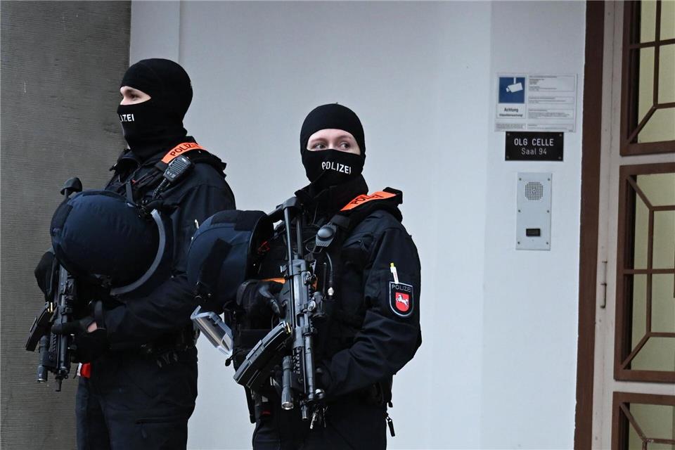 Schwerbewaffnete Polizisten schützen das Oberlandesgericht Celle während des Gerichtsprozesses.Shireen Broszies/dpa