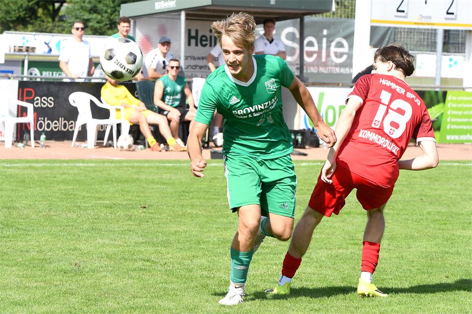 Schwere Aufgabe: Daniel Bleker (links) und der TSV Raesfeld sind im Kreispokal gegen SV Dorsten-Hardt gefordert.