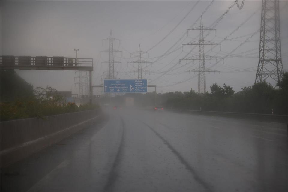 Schwere Gewitter sind am Abend über das Rheinland gezogen. Der Wetterdienst warnte vor Starkregen, Hagel und Blitzen.Christoph Reichwein/dpa
