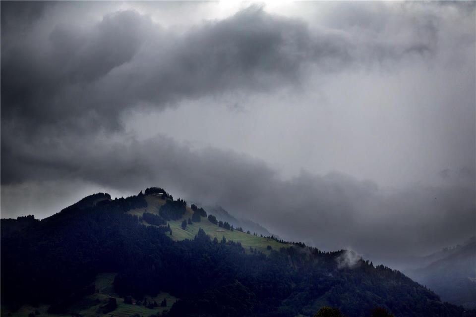 Warnung vor schweren Gewittern in Südbayern Schwere Gewitter und heftiger Starkregen ziehen am Donnerstag über Bayern. (Archivbild)Karl-Josef Hildenbrand/dpa