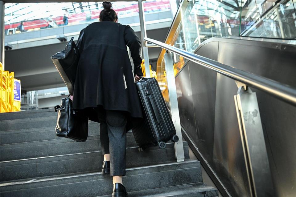 Schwere Lasten werden getragen - ohne Rolltreppe. Britta Pedersen/dpa