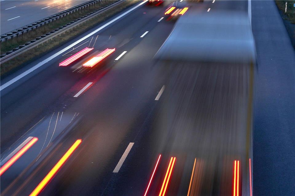 Schwere Nutzfahrzeuge machen nach Angaben der Kommission mehr als 6 Prozent der gesamten Treibhausgasemissionen der EU aus. (Symbolbild)Jan Woitas/dpa-Zentralbild/dpa