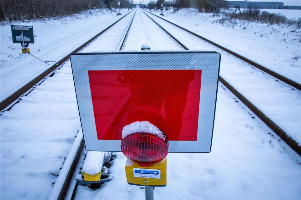 Schwere Zeiten für Bahn-Pendler: Wann die Sanierung der zentralen Bahnstrecke Berlin-Hamburg fertig wird, ist unklar. (Archivbild) Jens Büttner/dpa