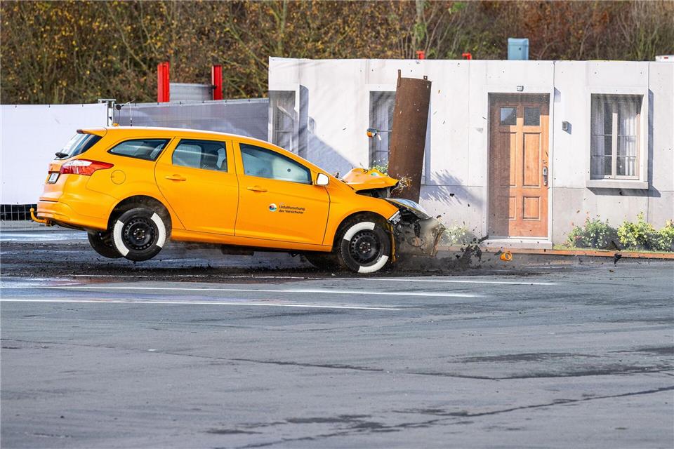 Schwerer Aufprall auf eine Baum-Attrappe: Bei diesem simulierten Unfall wäre der Fahrer schwer verletzt oder getötet worden.Guido Kirchner/dpa