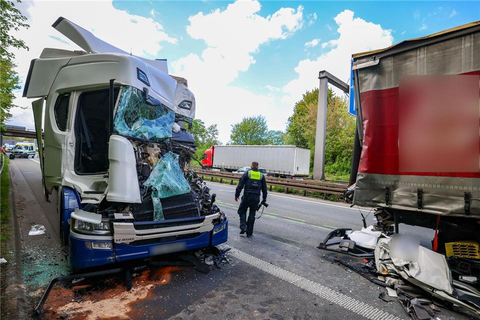 Schwerer Lastwagenunfall in Duisburg - ein Fahrer wurde lebensgefährlich verletzt.Christoph Reichwein/dpa