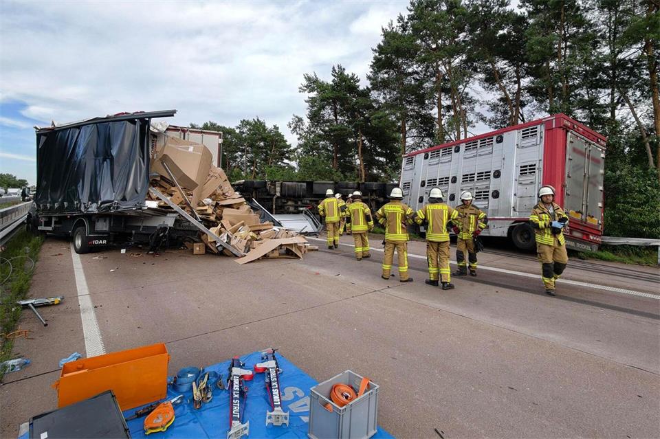 Schwerer Unfall mit Viehtransporter.NWM-TV/dpa