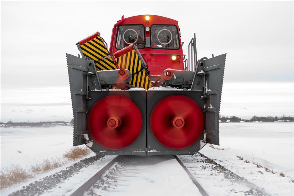 Schweres Gerät gegen den Winter.Daniel Bockwoldt/dpa