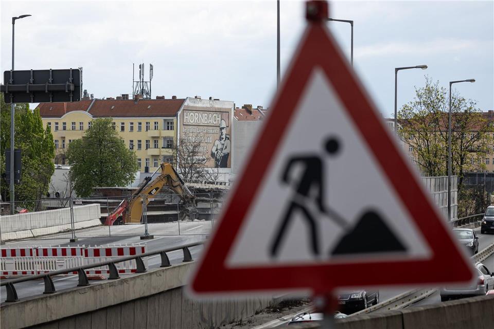 Schweres Gerät rückt bald an, um den Weg zur Erneuerung einer Brücke des Magdeburger Rings zu ebnen. (Symbolbild)Hannes P. Albert/dpa